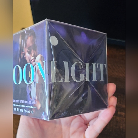 Ariana Grande Moonlight - Picture 4 of 15